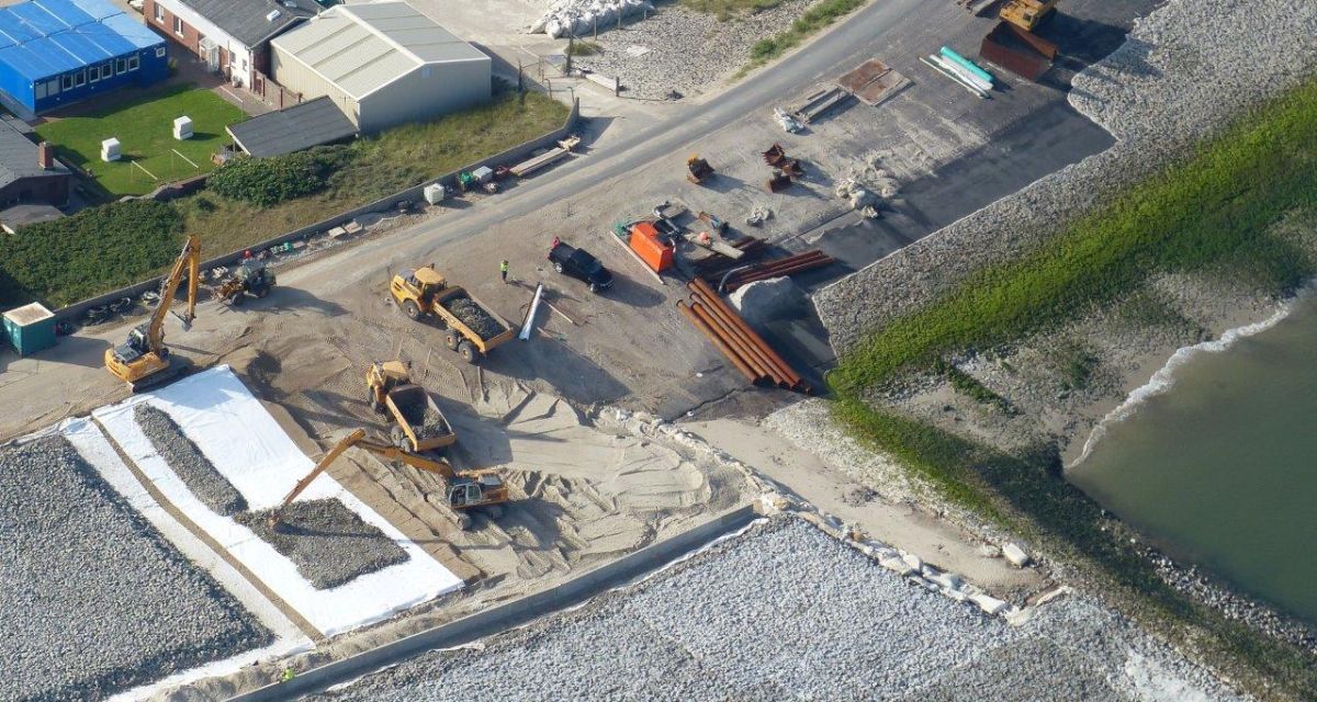 Man sieht die Arbeiten zur Deckwerkssanierung auf Wangerooge