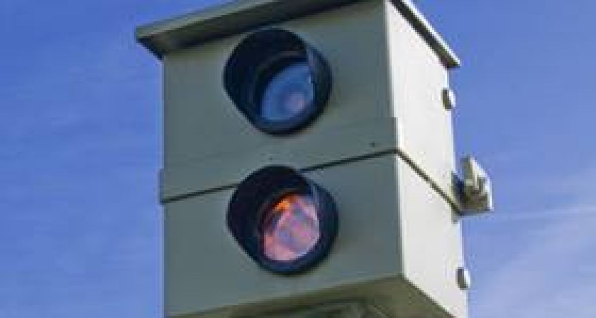 Ein Blitzer: Grauer Kamerakasten zum Messen der Geschwindigkeit.