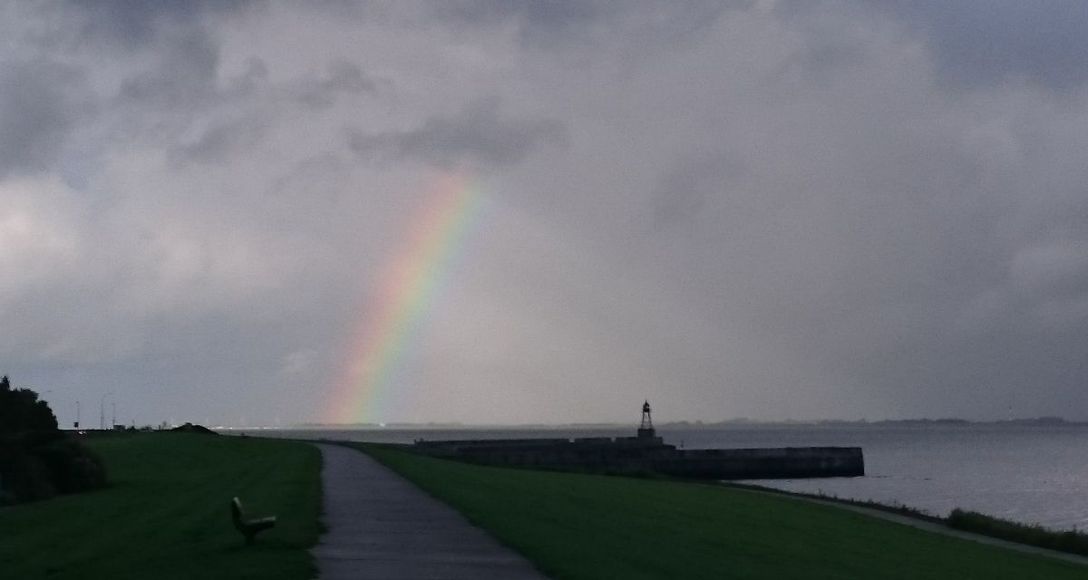 Regenbogen über der Mole an der Schleuseninsel
