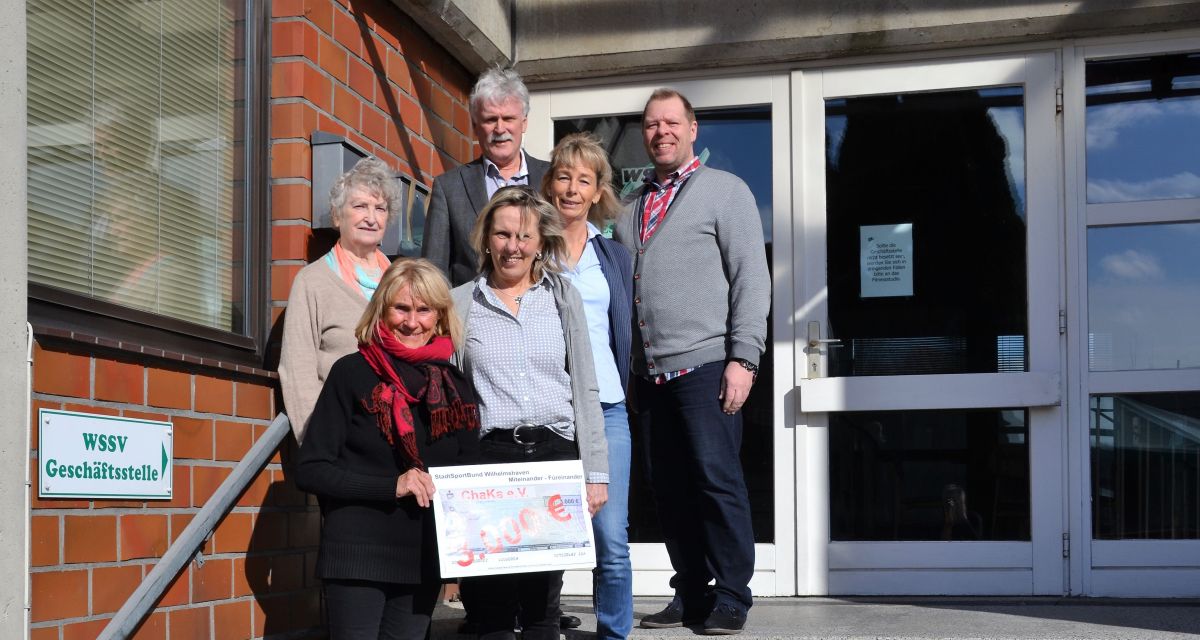 Zu sehen sind von unten nach oben: Christa Marxfeld-Paluszak, Marianne Janss, Annegret Mittmann, Kirsten Dohm, Stefan Reiche, Klaus-Dieter Schulz im Rahmen der Check-Übergabe von 