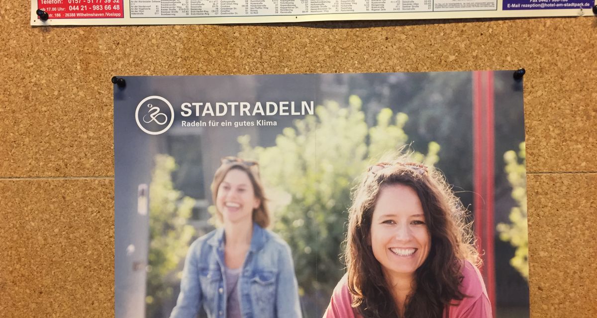 Man sieht zwei Frauen auf Fahrrädern