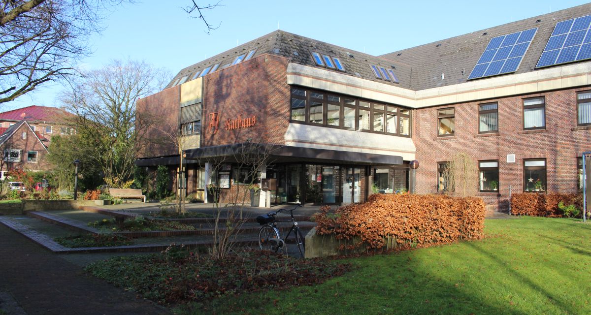 Rotes Backsteingebäude im Sonnenschein. Rathaus der Stadt Schortens.