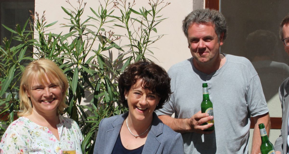 Ein Barockgarten in Jever wird eröffnet. Zu sehn sind unter anderem Landrat Sven Ambrosy und die Leiterin des Schlossmuseums Antje Sander.