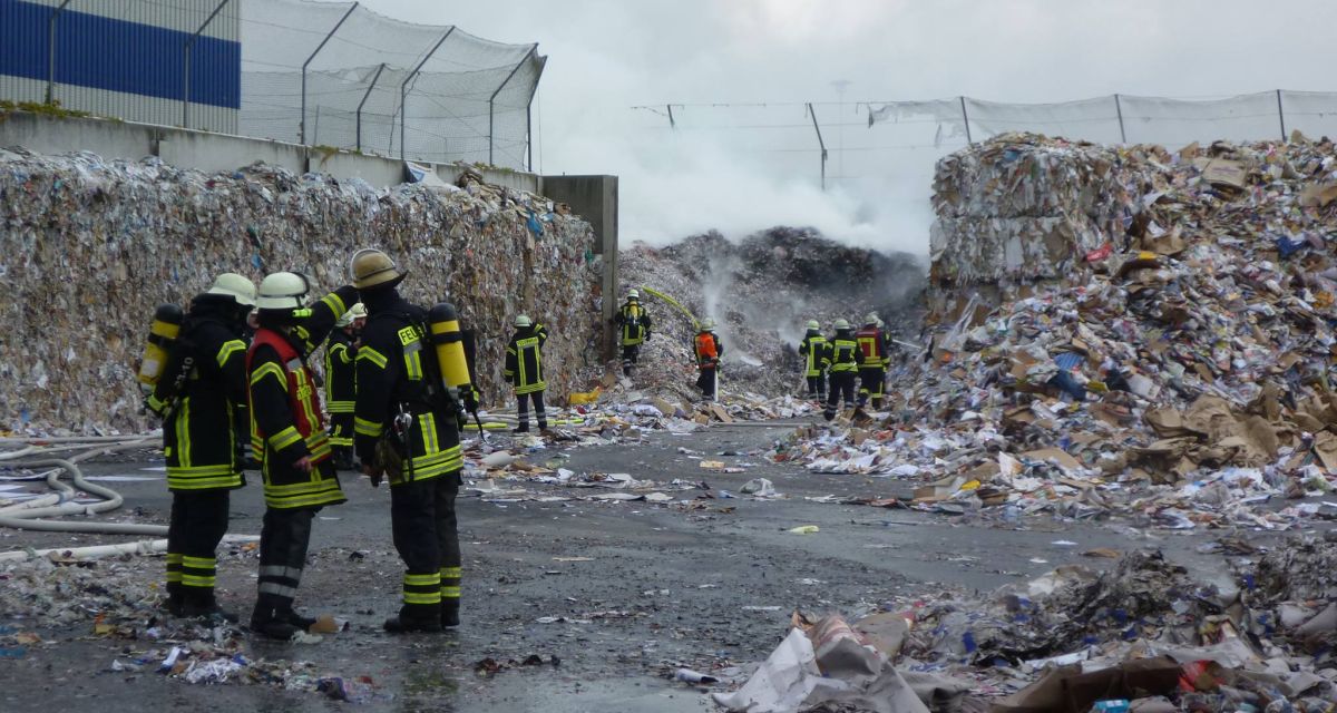 Großbrand bei Kartonfabrik