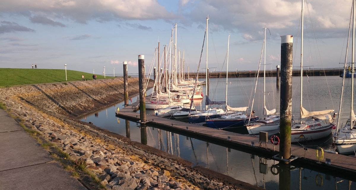 Im Nassauhafen in Wilhelmshaven sind Boote angelegt