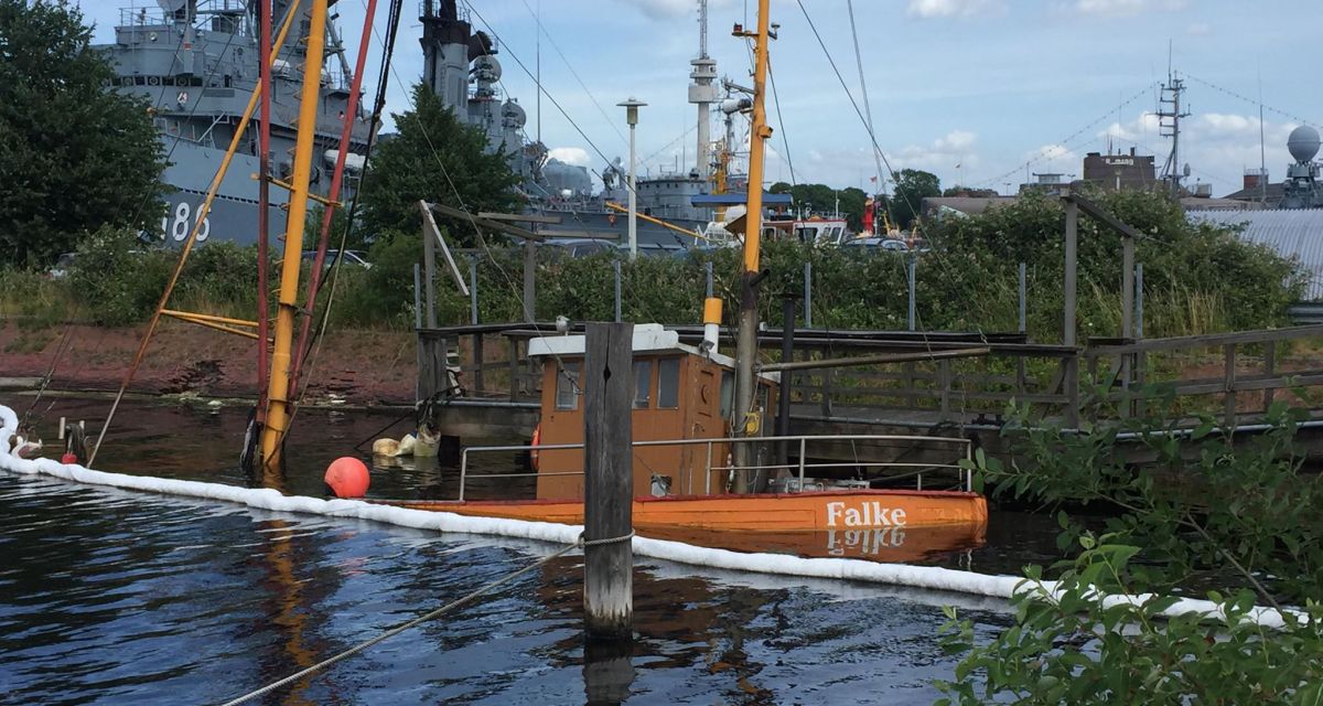 Sinkender Fischkutter Falke