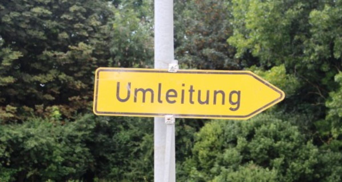 Auf dem Bild ist ein gelbes Verkehrsschild mit der Aufschrift