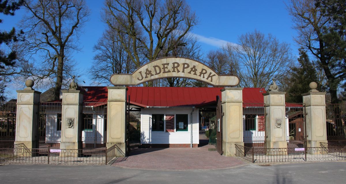 Zu sehen ist der Haupteingang des Jaderparks.