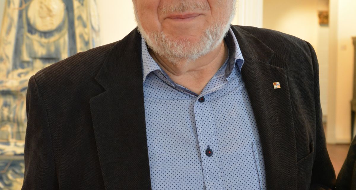 Werner Menke bekommt die Ehrennadel von Thomas Kossendey (Oldenburgische Landschaft).