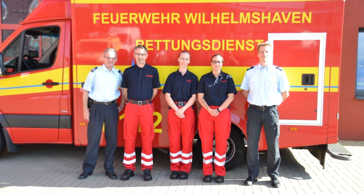 Notfallsanitäter verstärken die Berufsfeuerwehr