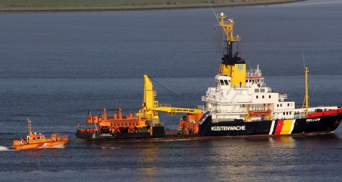 Zu sehen ist ein Boot der Küstenwache auf See.