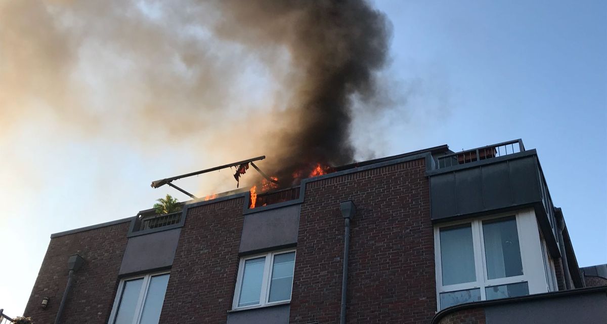 Feuerwehr löscht brennenden Balkon