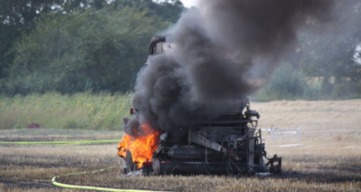 Eine brennende Ballenpresse