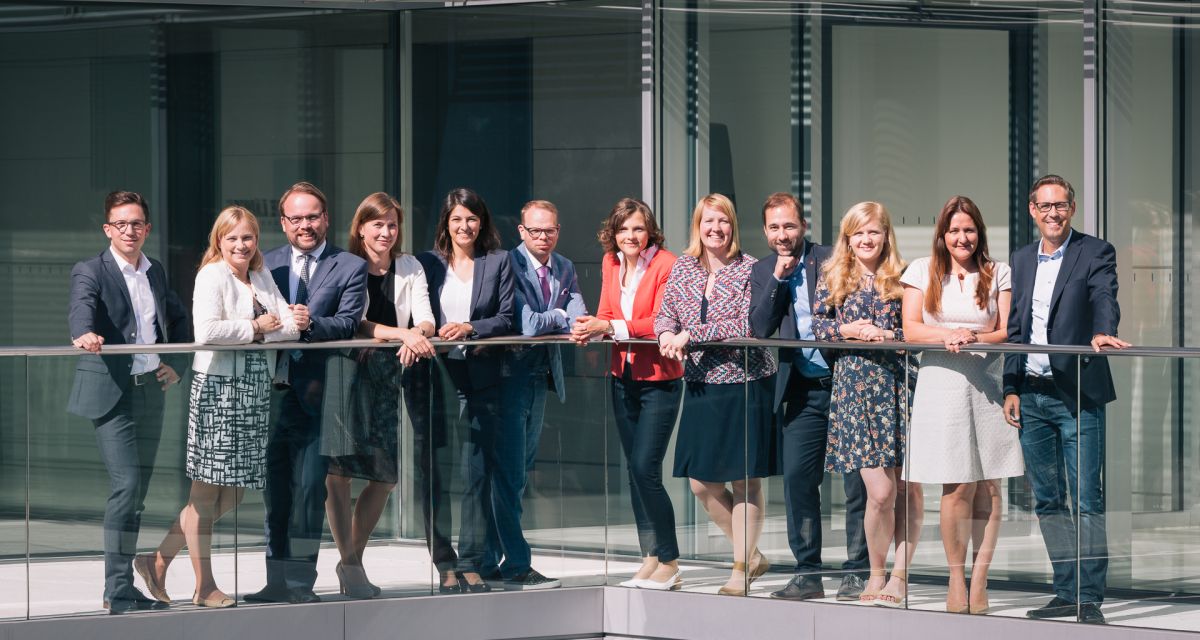 Man sieht die SPD-Bundestagsabgeordneten Falko Mohrs, Marja-Liisa Völlers, Timon Gremmels, Siemtje Möller, Elvan Korkmaz, Helge Lindh, Elisabeth Kaiser, Wiebke Esdar, Johannes Schraps, Josephin Ortleb, Manja Schüle und Michael Schrodi
