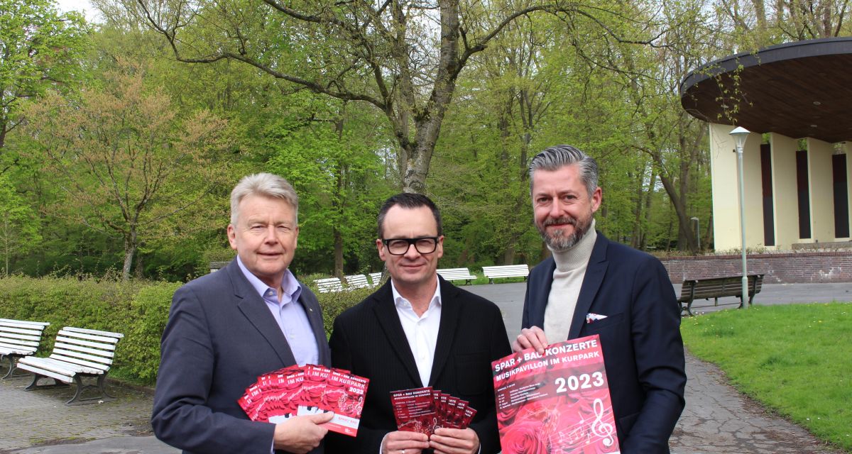 Zu sehen sind Dieter Wohler und Peter Krupinski von Spar+Bau (links und rechts) und Wilhelmshavens Kulturdezernat Armin Schönfelder.