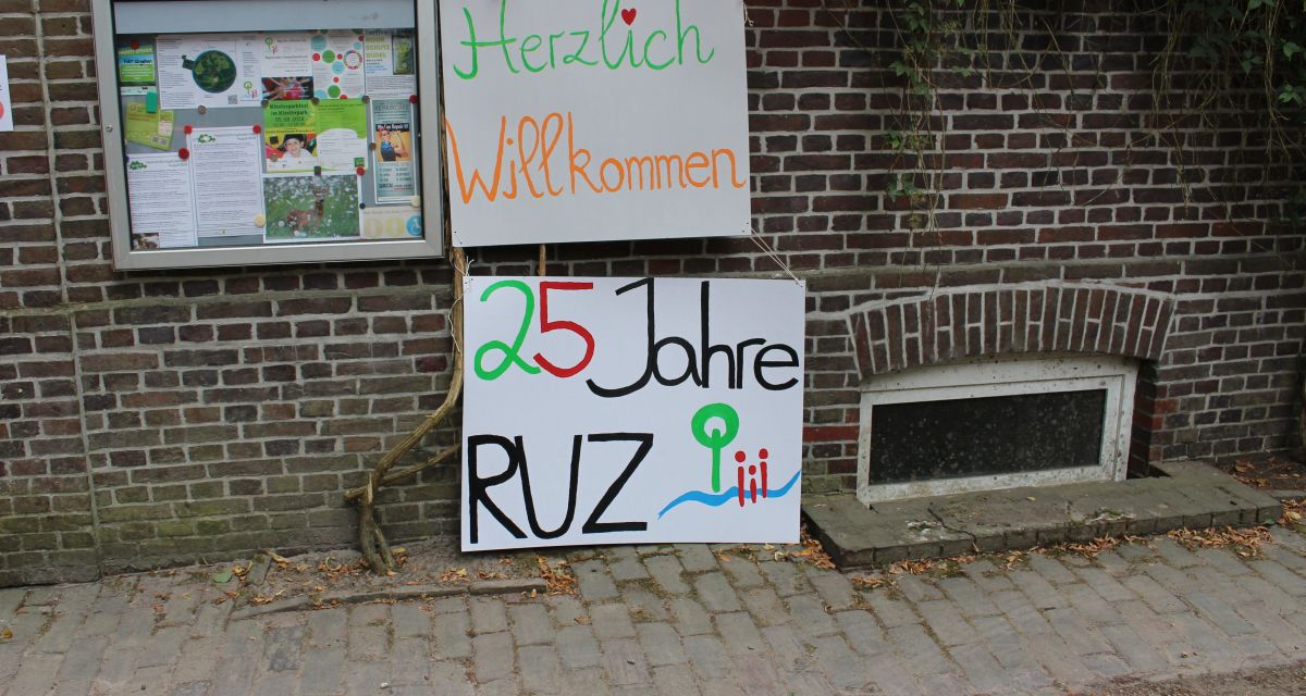 Zu sehen sind Herzlich Willkommen Schilder anlässlich des 25. Jubiläums des RUZ Schortens. 