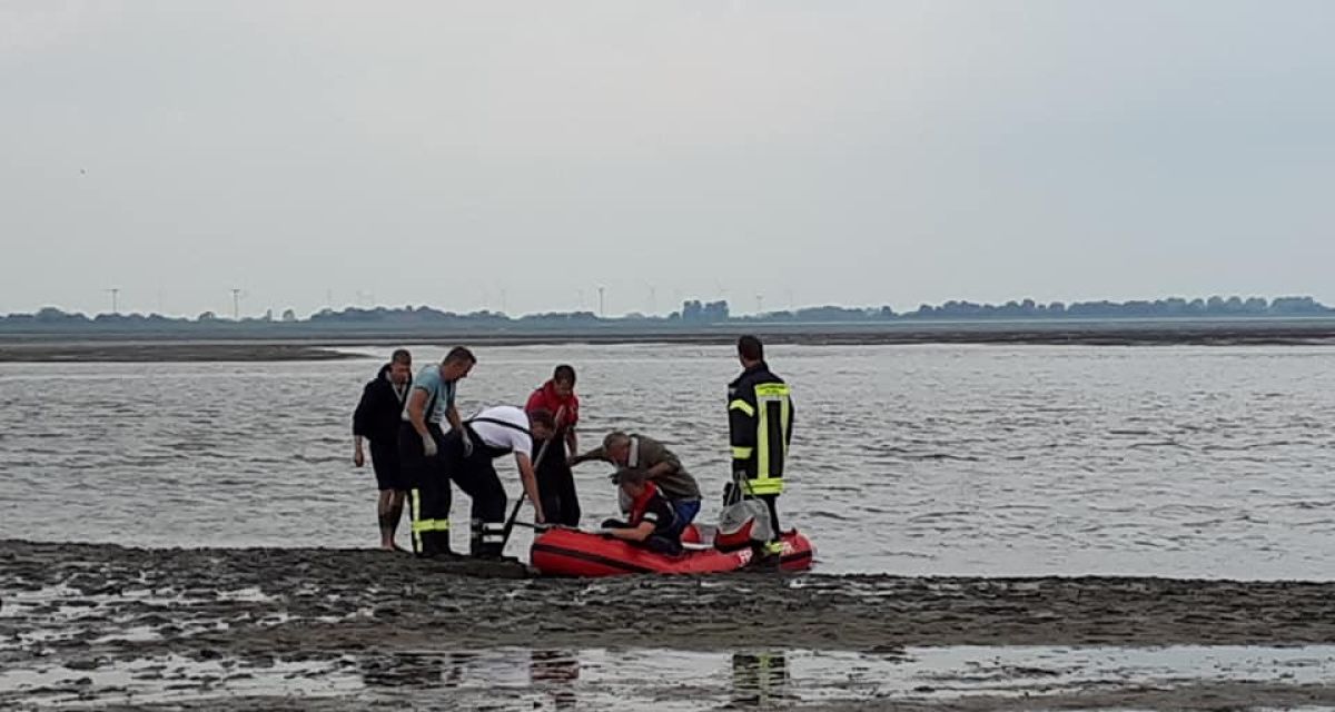 Wanderer bleiben im Watt stecken