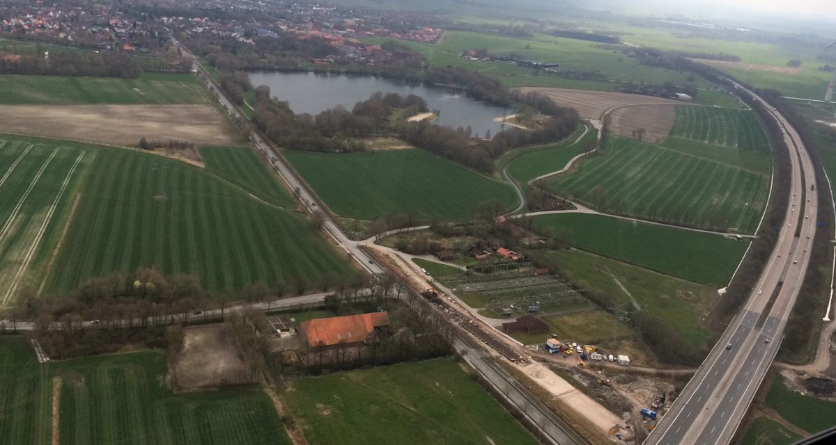 Zusehen sind Sande, der See und die Autobahn aus der Vogelperspektive.