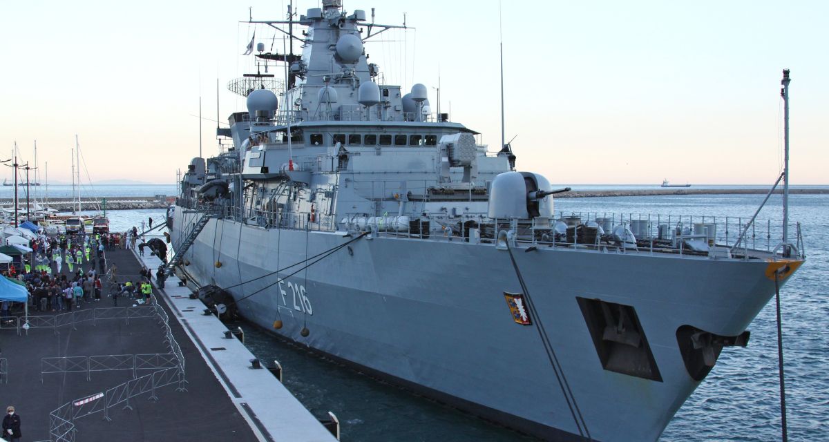 Die Fregatte Schleswig-Holstein liegt zur Abgabe der geretteten Flüchtlinge vom Vortag im Hafen von Salerno in Italien am 22.06.2015.