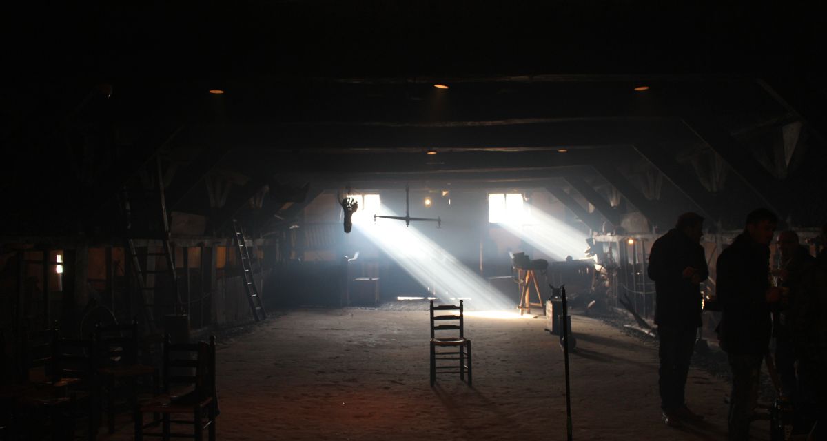 Feuerwehrleute löschen einen brennenden Container