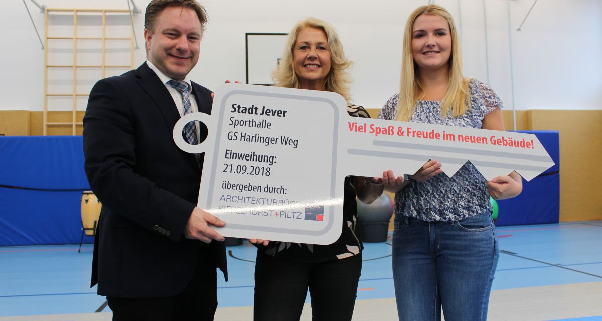 Schlüsselübergabe für neue Turnhalle in Jever