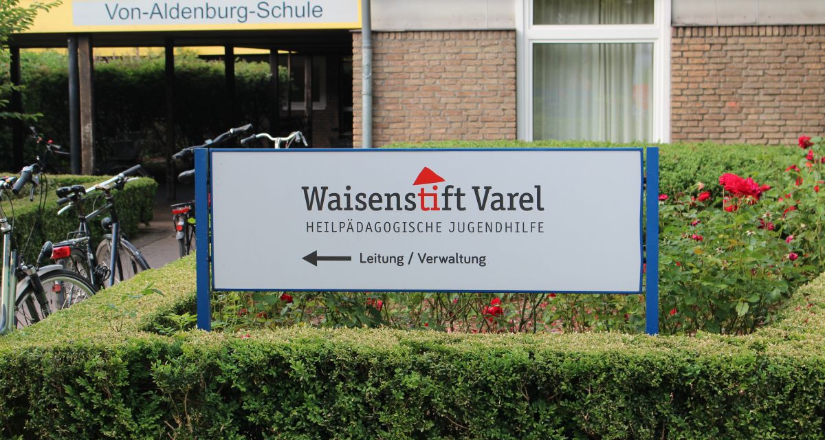 Zu sehen ist das Eingangsschild des Waisenstift Varel. 
