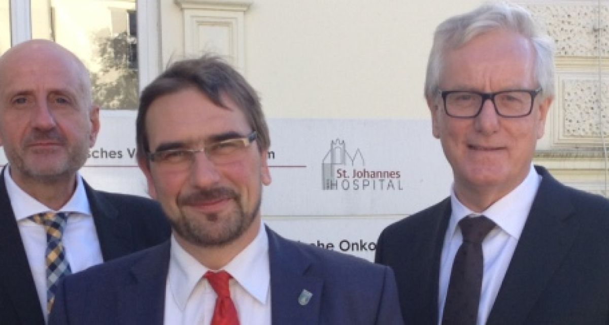 Drei Männer vor Krankenhaus