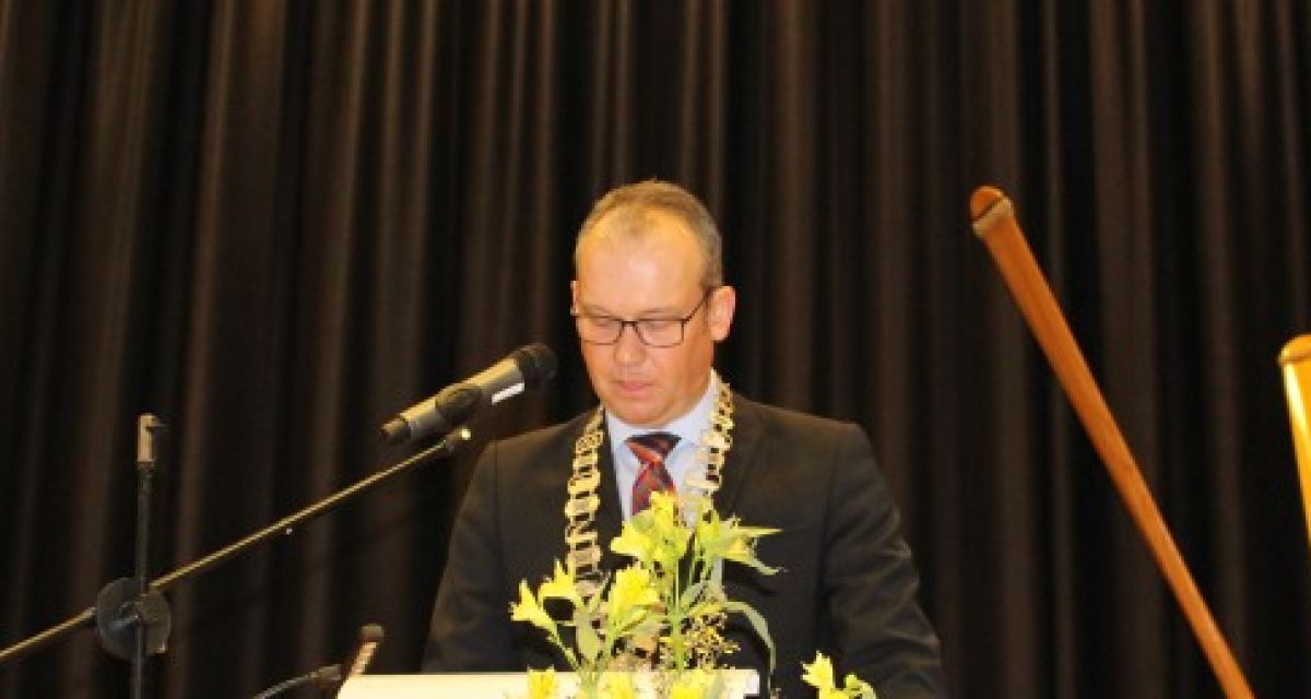 OB Wagner mit Bürgermeisterkette am Pult. Davor eine Blumendekoration.