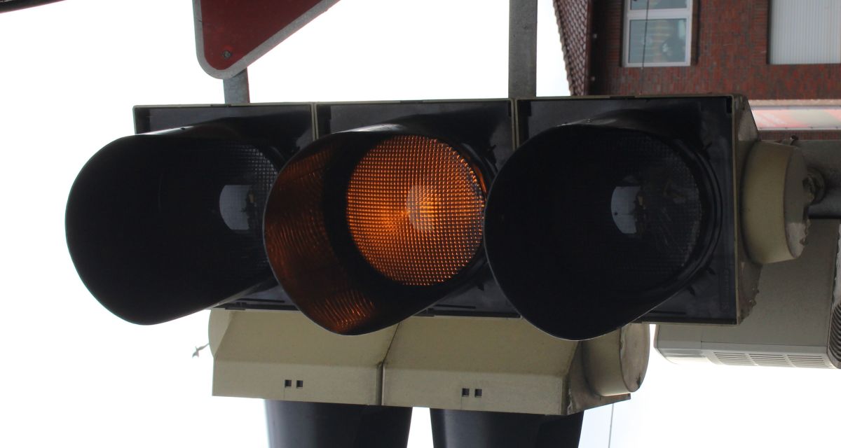 Sattelzug beschädigt Ampelanlage