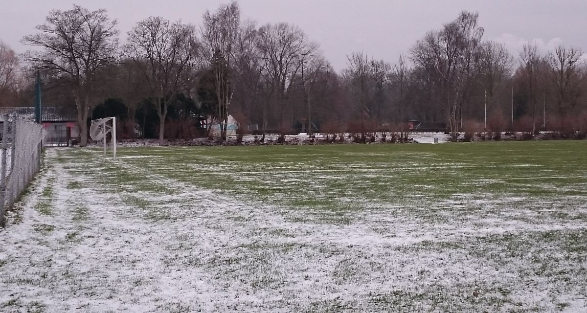 leerer Sportplatz im Schnee