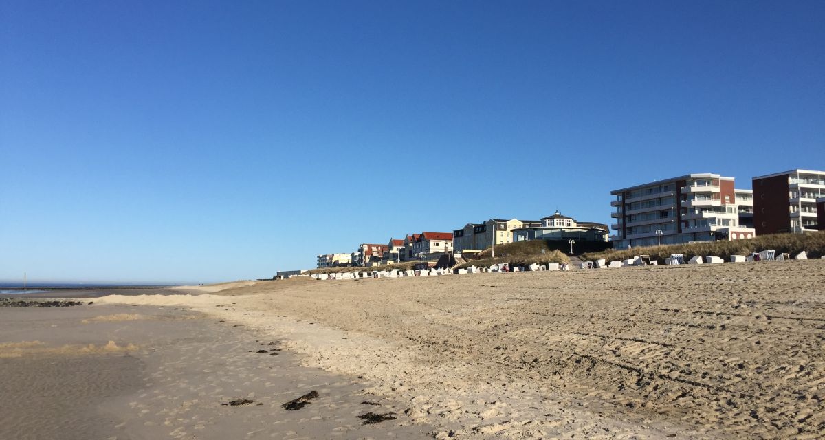 Zu sehen ist der Strand von Wangerooge, sowie die angrenzenden Hotels.