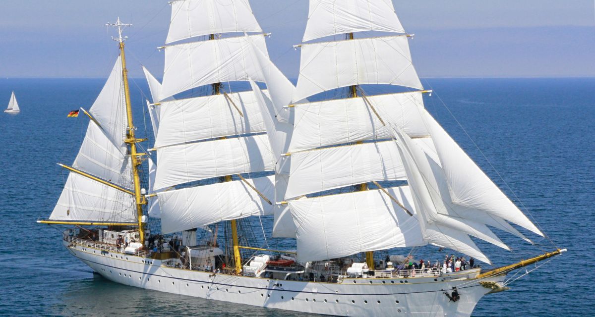Die Gorch Fock fährt über das Meer.