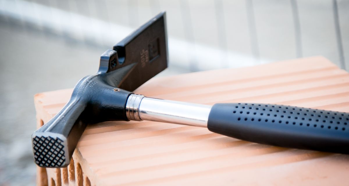 Zu sehen ist ein Bauhammer. 