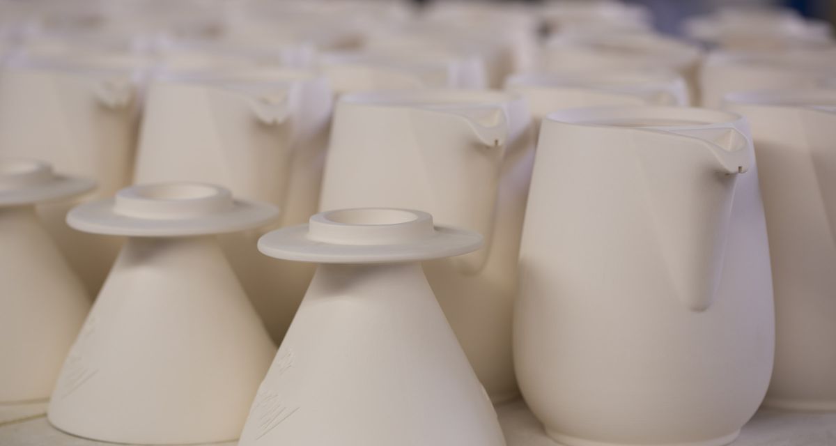 Fotos aus der Produktion: Porzellanfilter und -kannen beim Trocknen nach dem Gießen