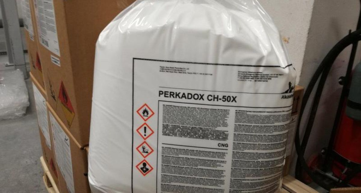 Leere Gefahrgut-Säcke angespült