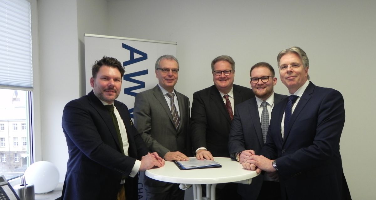 alte weiße Männer an einem Stehtisch