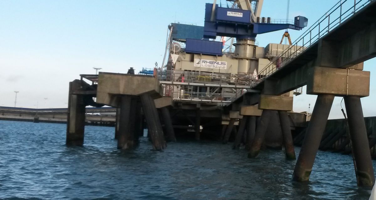 Zu ehen ist eine auf Pfählen im Meer stehende Brücke.