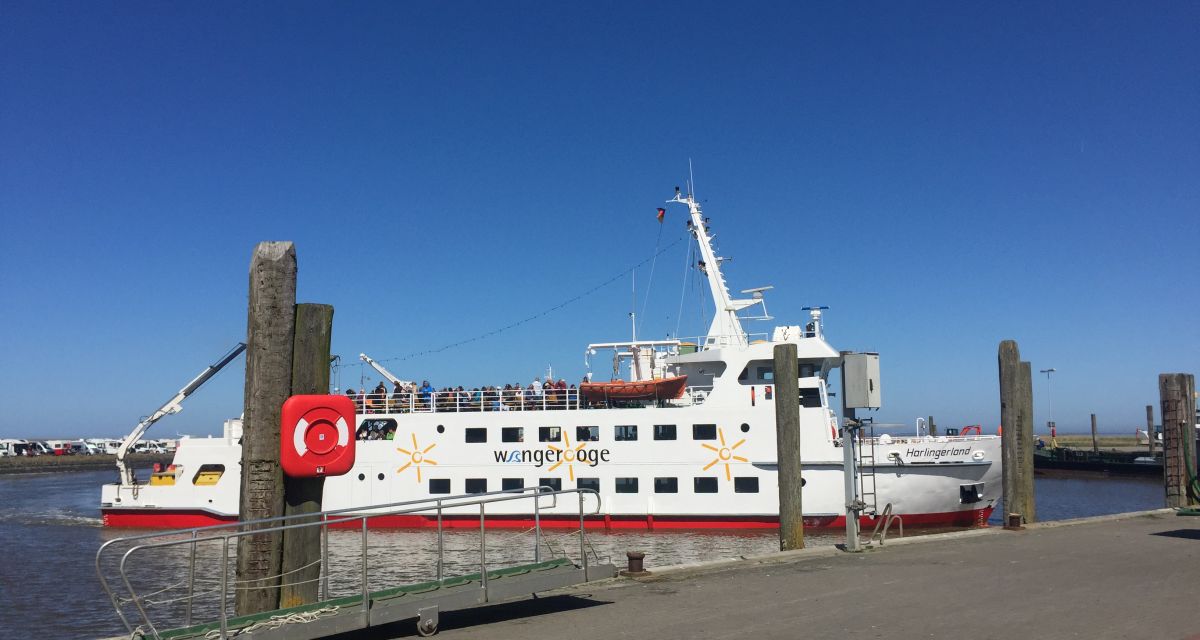 Zu sehen ist eine weiße Fähre mit der Aufschrift