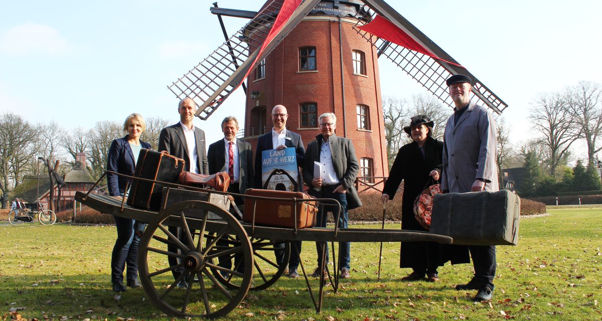 Fenja Baensch, Projektleiterin „100 Jahre Bad“, Geschäftsführer und Kurdirektor Dr. Norbert Hemken, Bürgermeister Dr. Arno Schilling, Christian Wandscher, Geschäftsführer Park der Gärten, Lothar Bentlage, Geschäftsführer Rügenwalder Mühle, und die Gästeführer Dr. Natalie Geerlings und Jens Oeltjendiers-Odion freuen sich auf das Jubiläumsjahr „100 Jahre Bad“.