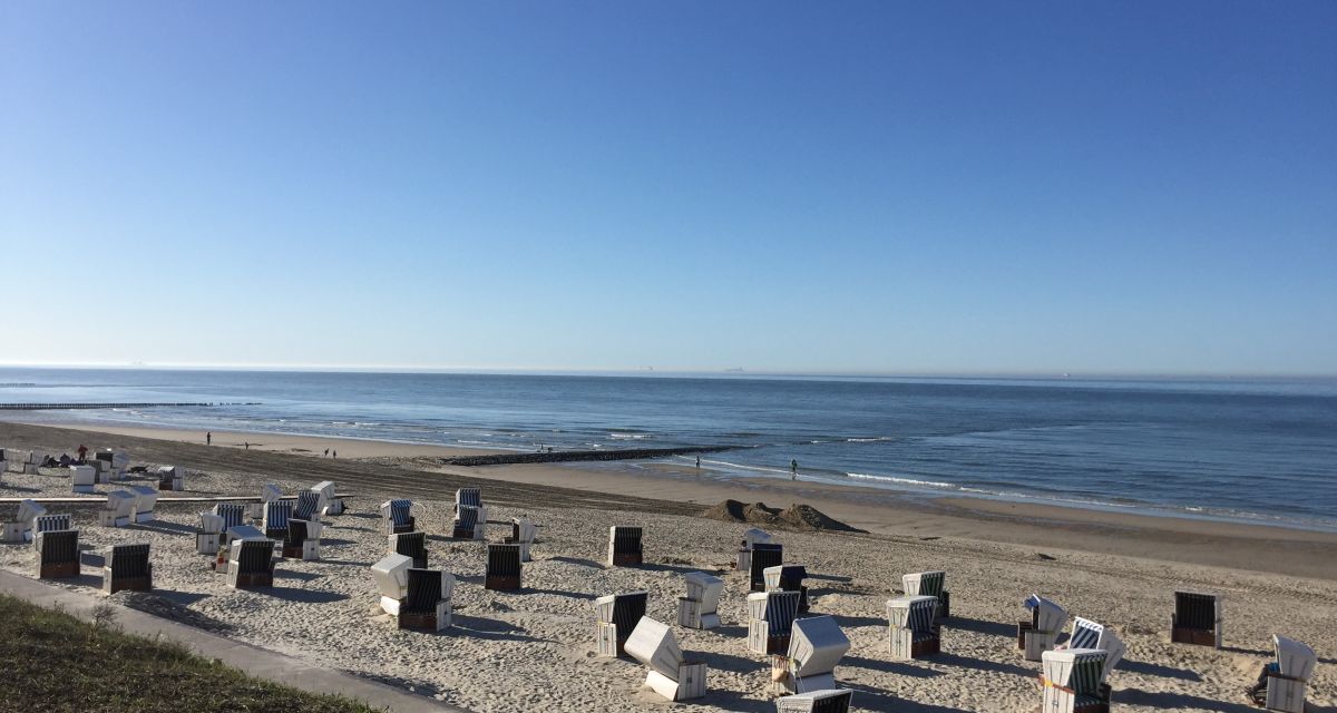 ZU sehen sind Strandkörbe am Strand von Wangerooge. 