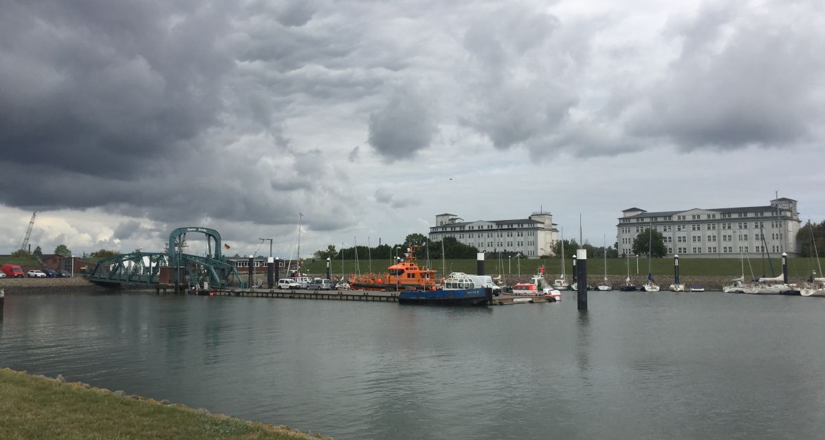 Zu sehen ist der Nassauhafen in Wilhelmshaven und die Schleuseninsel.