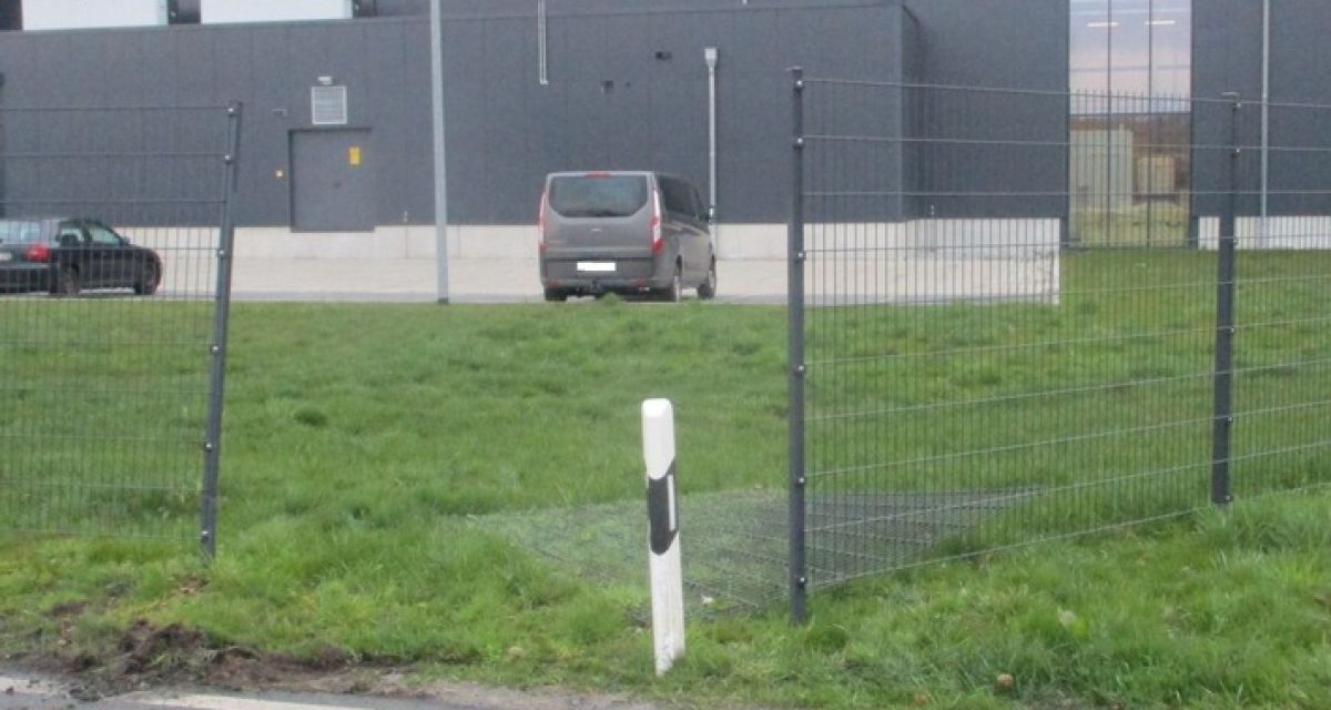 auf dem Foto ist ein durchbrochener Zaun zu sehen