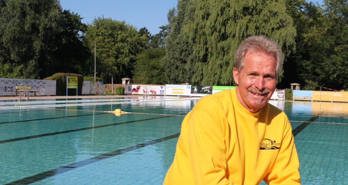 Zu sehn ist Wolfgang May im Freibad Nord.