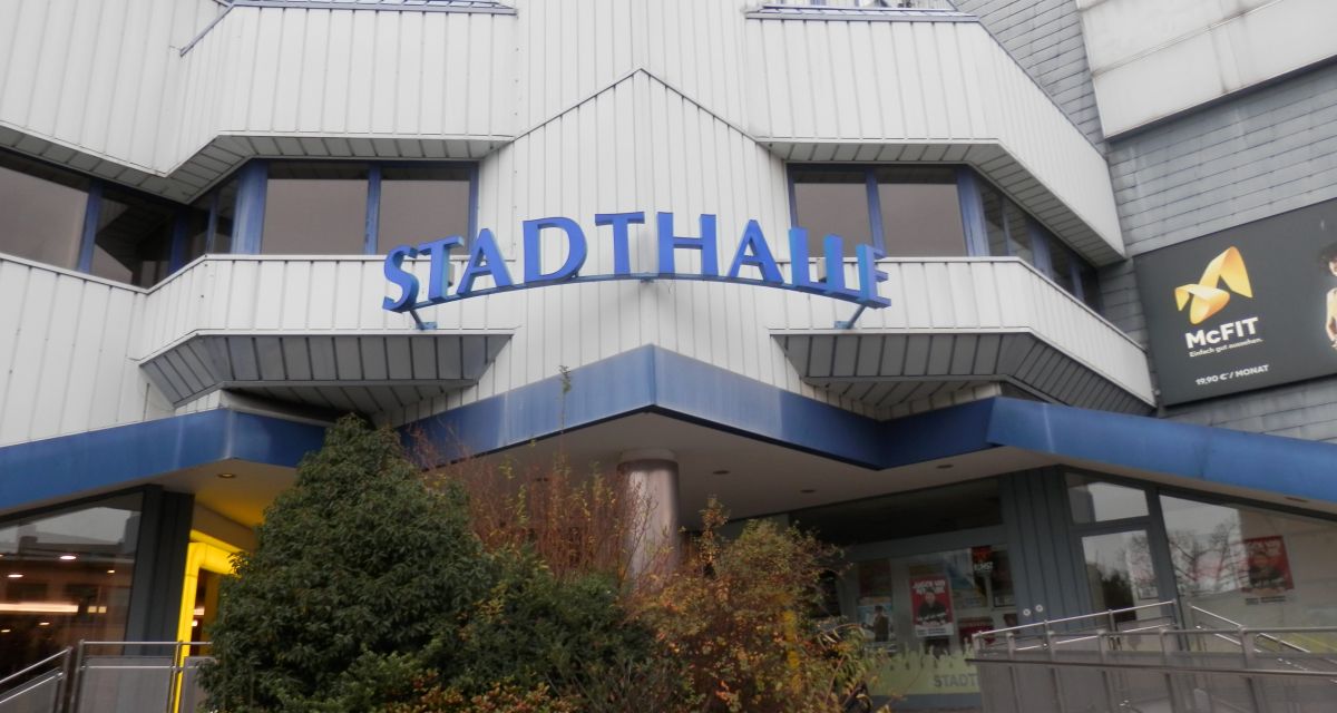 Das Foto zeigt den äußeren Eingangsbereich der Wilhelmshavener Stadthalle