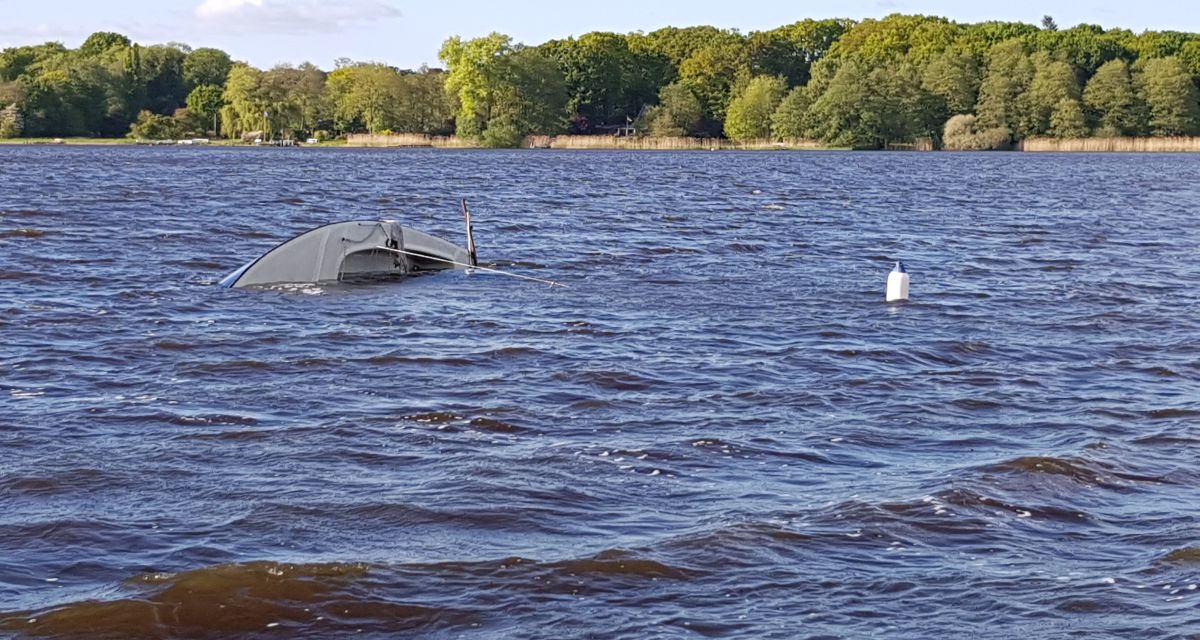 Eine gekenterte Jolle treibt im Zwischenahner Meer 