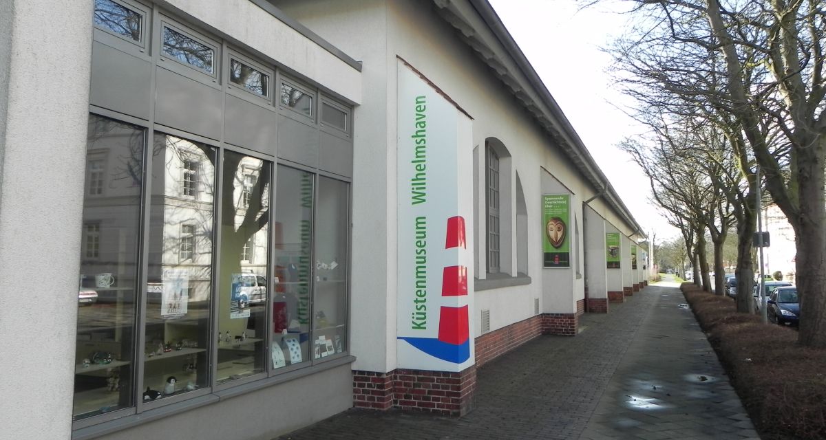 Zu sehen ist die Längsseite des Wilhelmshavener Küstenmuseums entlang der Weserstraße.