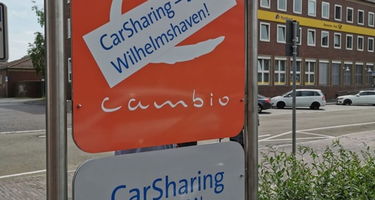 Eine Informationstafel zum Car-Sharing am Rathausplatz in Wilhelmshaven