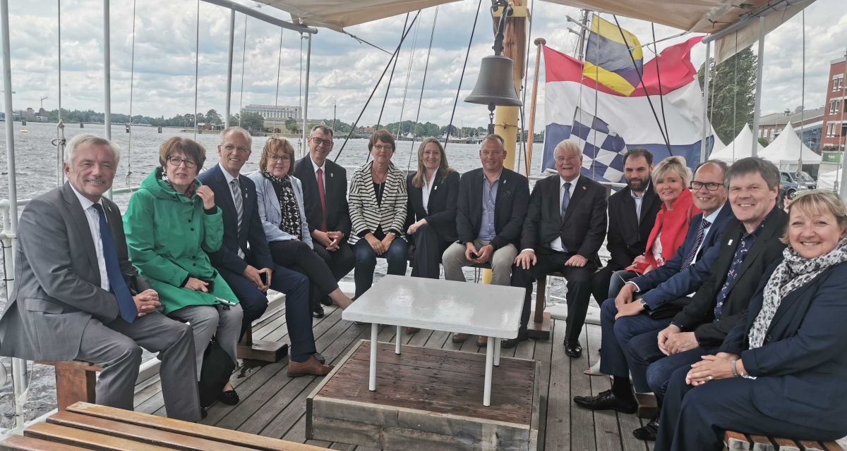 Diers,Wagner, von Ewingen sitzen mit Präsidium des niedersächsischen Landtags auf einem Schiff