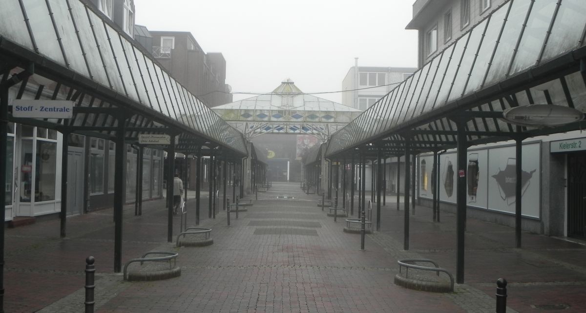 Zu sehen ist die grüne Glasüberdachung beim Börsenplatz in Wilhelmshaven. Der Platz ist menschenleer.