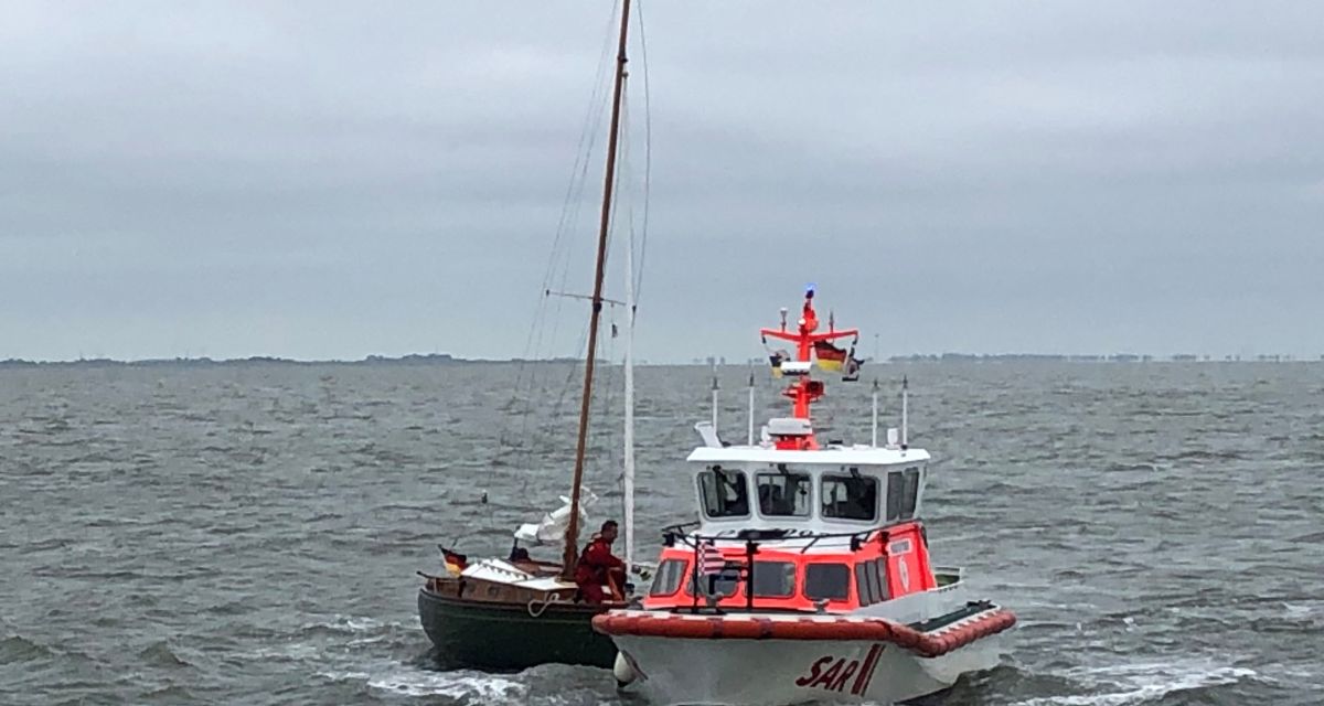 Wassereinbruch auf ihrer etwa sieben Meter langen Segelyacht brachte am Mittwoch, den 26. Juni 2019, einen Vater mit seiner fünfjährigen Tochter und einen Mitsegler in höchste Gefahr. Die freiwilligen Seenotretter der Station Juist der Deutschen Gesellschaft zur Rettung Schiffbrüchiger (DGzRS) holten das Kind sowie den Mitsegler von Bord und brachten das Boot sicher in den Hafen.